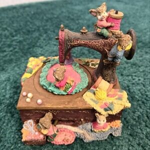Vintage Music Box Mice Sewing Machine Tune "Whistle While You Work" 6x5x4 inches